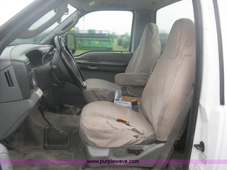 image for item D8482 2004 Ford F550 XL Super Duty pickup truck cab and chassis
