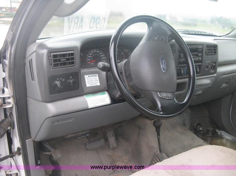 image for item D8482 2004 Ford F550 XL Super Duty pickup truck cab and chassis