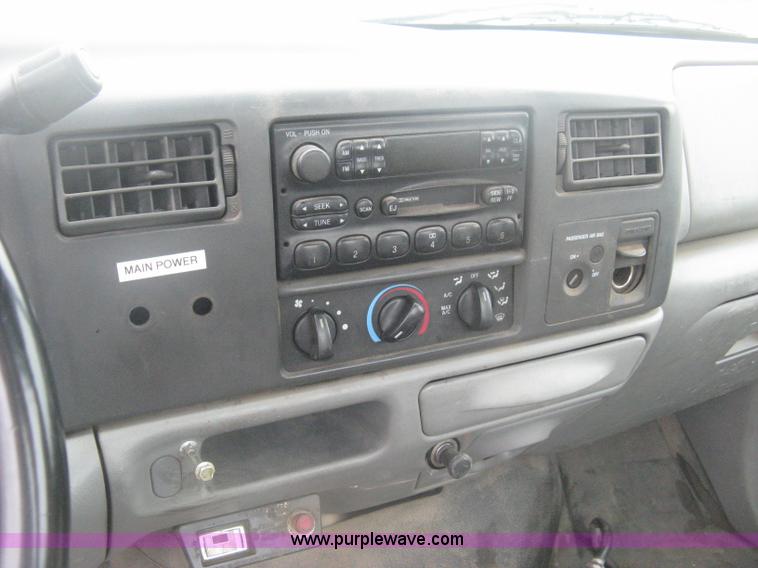 image for item D8482 2004 Ford F550 XL Super Duty pickup truck cab and chassis