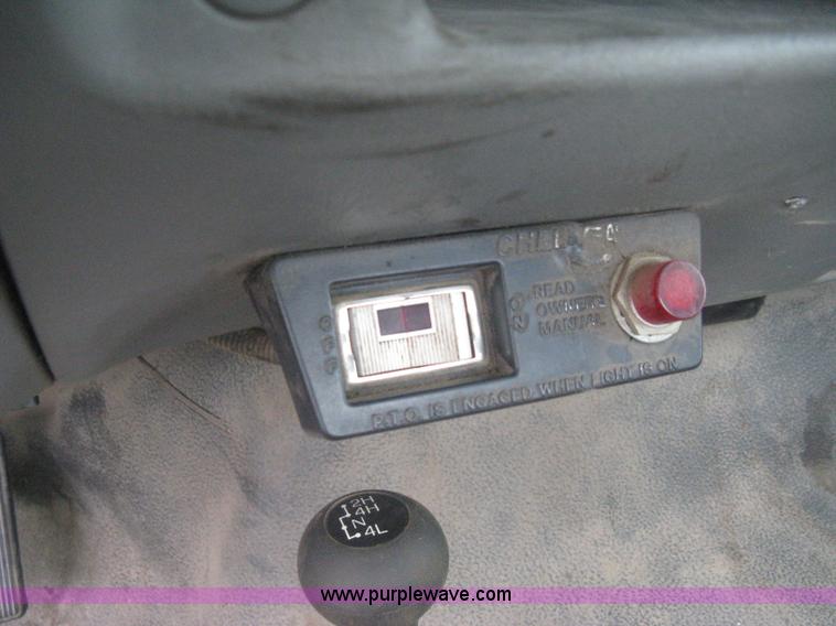 image for item D8482 2004 Ford F550 XL Super Duty pickup truck cab and chassis