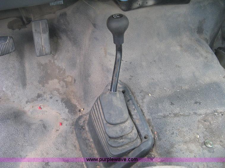 image for item D8482 2004 Ford F550 XL Super Duty pickup truck cab and chassis