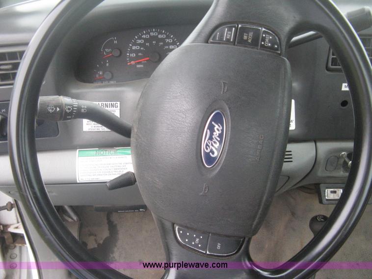 image for item D8482 2004 Ford F550 XL Super Duty pickup truck cab and chassis