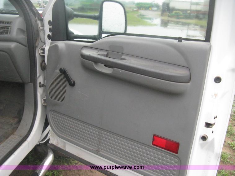 image for item D8482 2004 Ford F550 XL Super Duty pickup truck cab and chassis