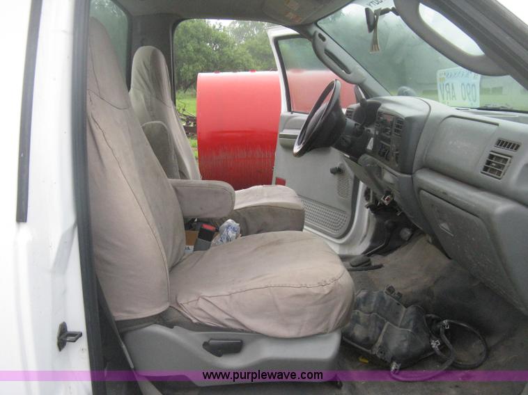 image for item D8482 2004 Ford F550 XL Super Duty pickup truck cab and chassis