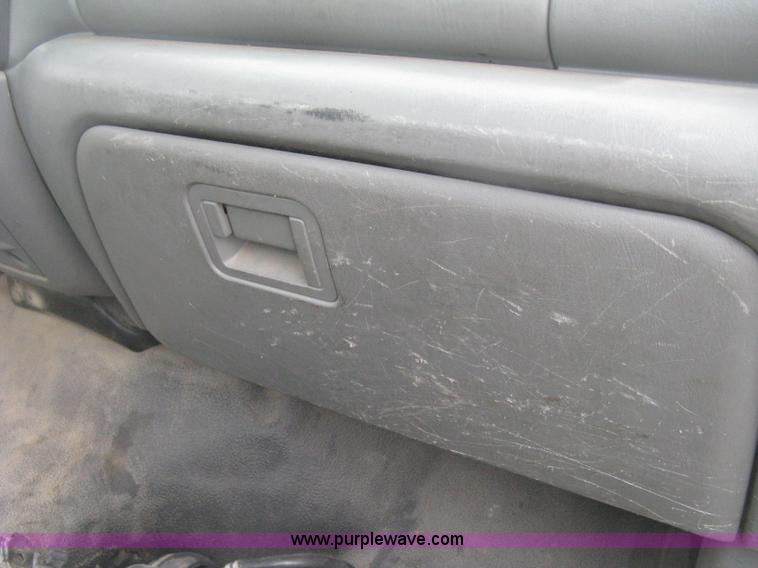 image for item D8482 2004 Ford F550 XL Super Duty pickup truck cab and chassis