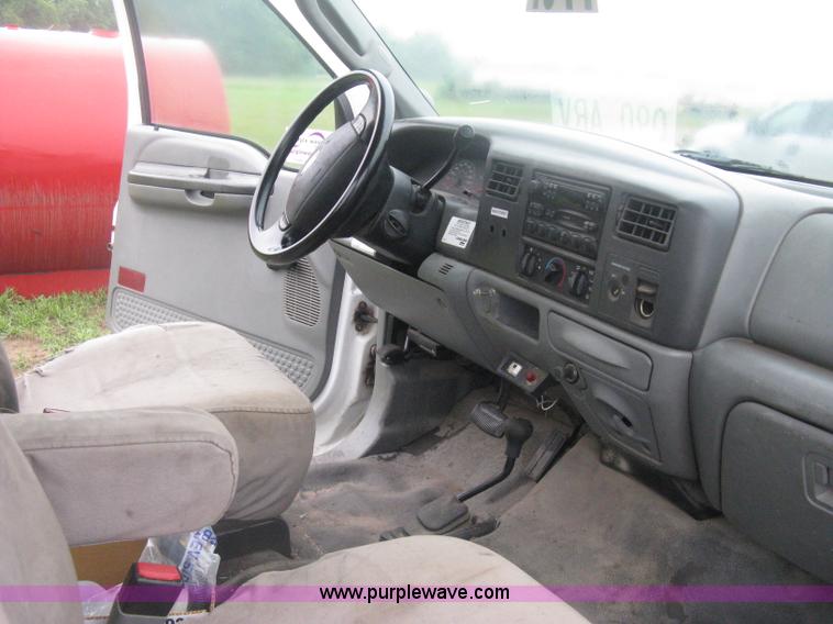 image for item D8482 2004 Ford F550 XL Super Duty pickup truck cab and chassis