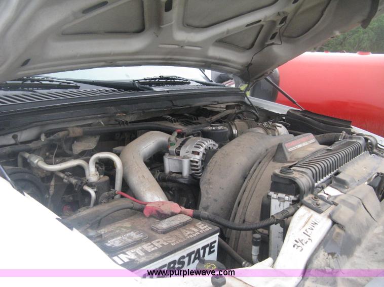 image for item D8482 2004 Ford F550 XL Super Duty pickup truck cab and chassis