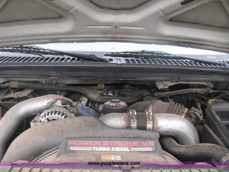 image for item D8482 2004 Ford F550 XL Super Duty pickup truck cab and chassis