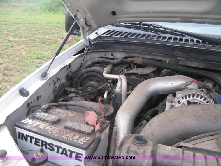 image for item D8482 2004 Ford F550 XL Super Duty pickup truck cab and chassis