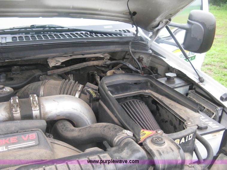 image for item D8482 2004 Ford F550 XL Super Duty pickup truck cab and chassis