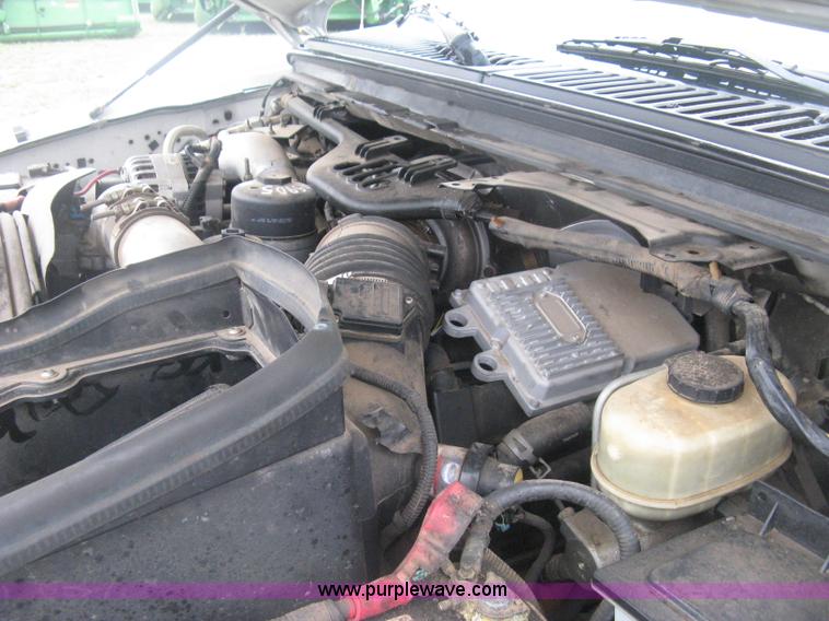 image for item D8482 2004 Ford F550 XL Super Duty pickup truck cab and chassis