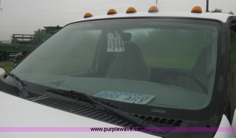 image for item D8482 2004 Ford F550 XL Super Duty pickup truck cab and chassis