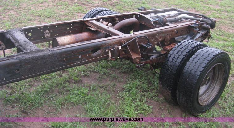 image for item D8482 2004 Ford F550 XL Super Duty pickup truck cab and chassis