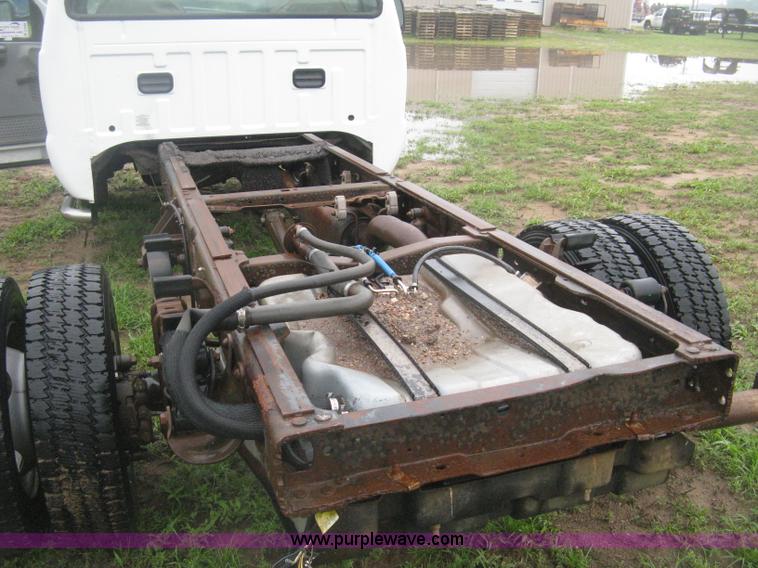 image for item D8482 2004 Ford F550 XL Super Duty pickup truck cab and chassis