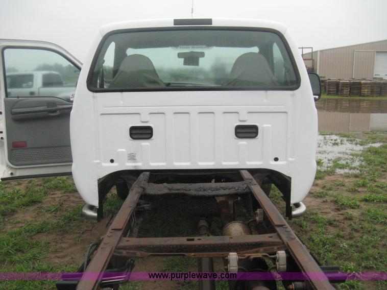 image for item D8482 2004 Ford F550 XL Super Duty pickup truck cab and chassis
