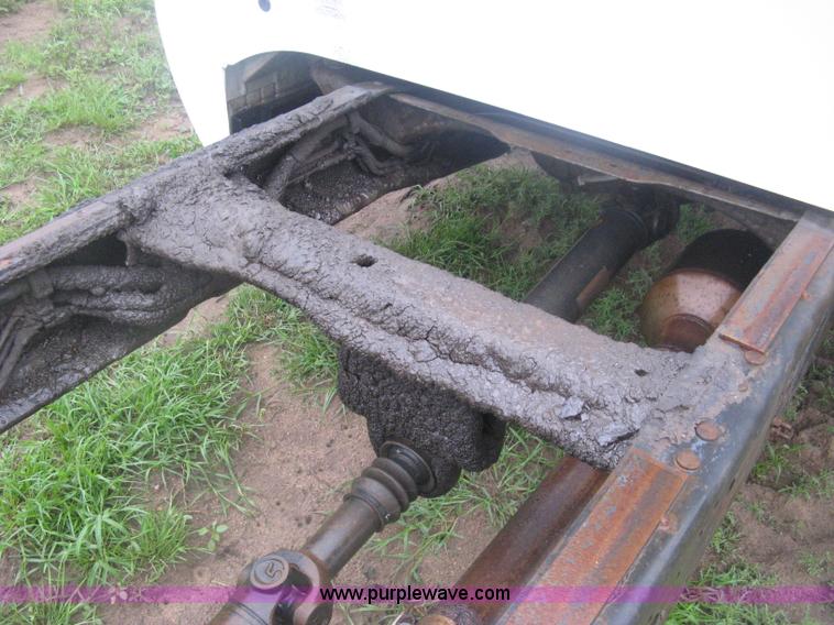 image for item D8482 2004 Ford F550 XL Super Duty pickup truck cab and chassis