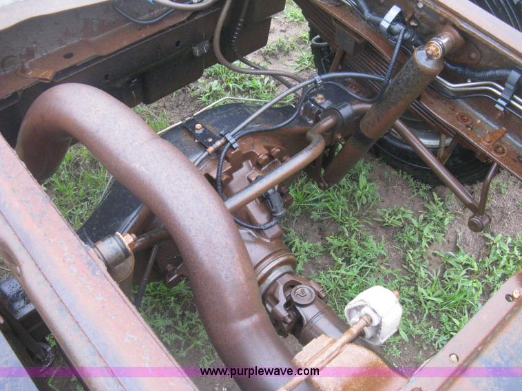 image for item D8482 2004 Ford F550 XL Super Duty pickup truck cab and chassis