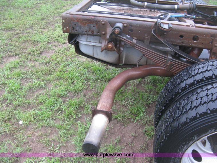 image for item D8482 2004 Ford F550 XL Super Duty pickup truck cab and chassis