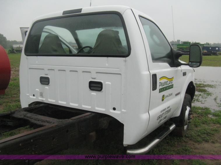 image for item D8482 2004 Ford F550 XL Super Duty pickup truck cab and chassis