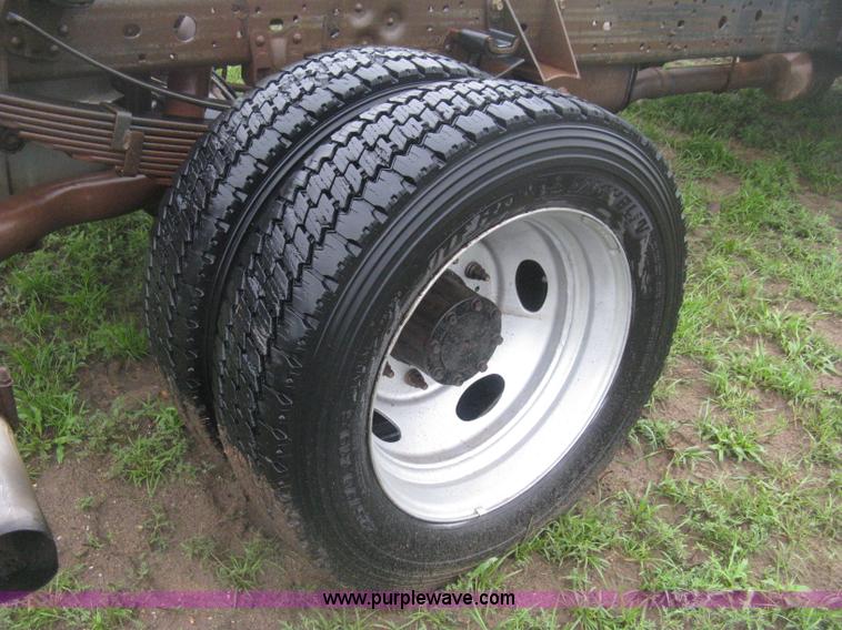 image for item D8482 2004 Ford F550 XL Super Duty pickup truck cab and chassis