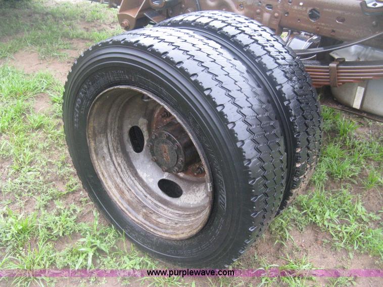 image for item D8482 2004 Ford F550 XL Super Duty pickup truck cab and chassis