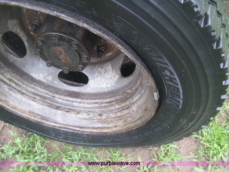 image for item D8482 2004 Ford F550 XL Super Duty pickup truck cab and chassis