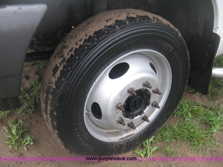 image for item D8482 2004 Ford F550 XL Super Duty pickup truck cab and chassis