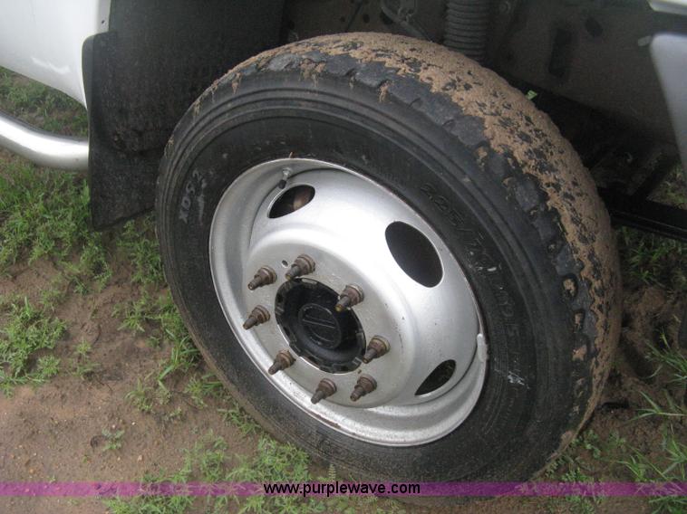 image for item D8482 2004 Ford F550 XL Super Duty pickup truck cab and chassis