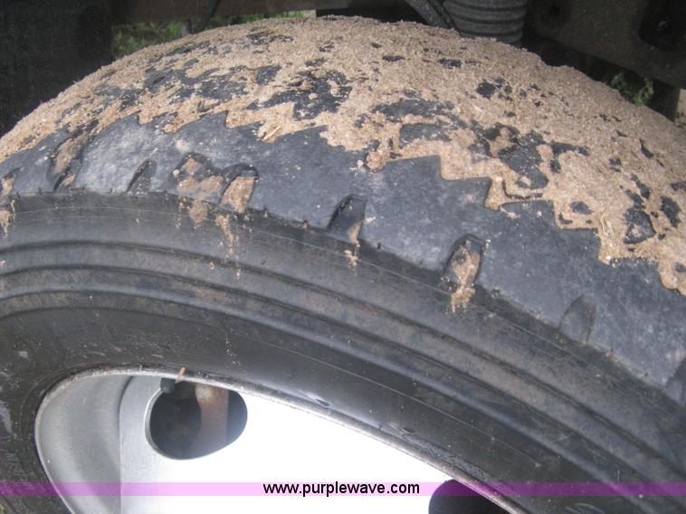 image for item D8482 2004 Ford F550 XL Super Duty pickup truck cab and chassis