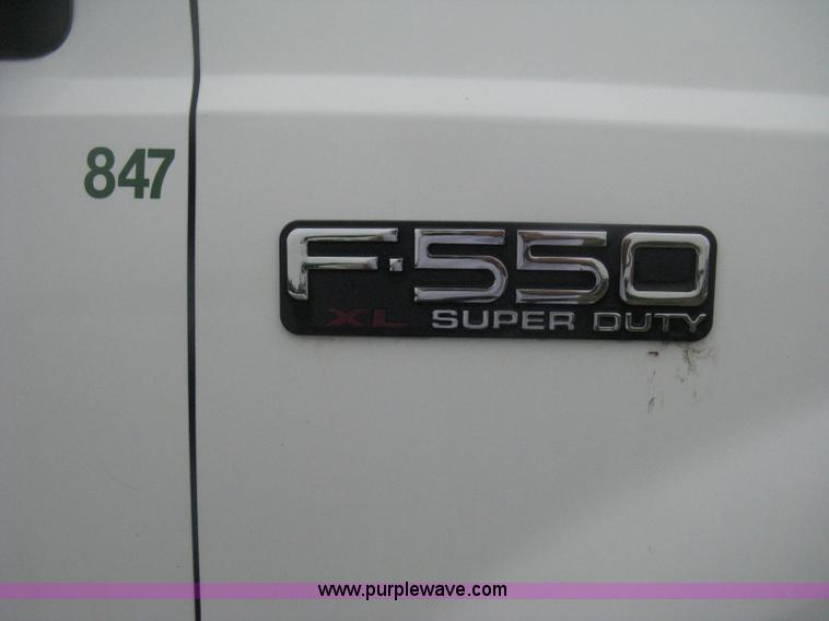 image for item D8482 2004 Ford F550 XL Super Duty pickup truck cab and chassis