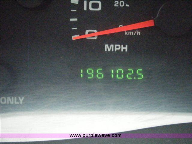 image for item D8482 2004 Ford F550 XL Super Duty pickup truck cab and chassis