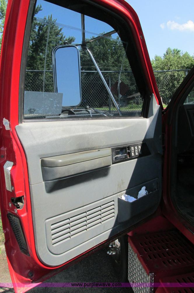 image for item E5175 1996 Chevrolet Kodiak LoPro rollback truck