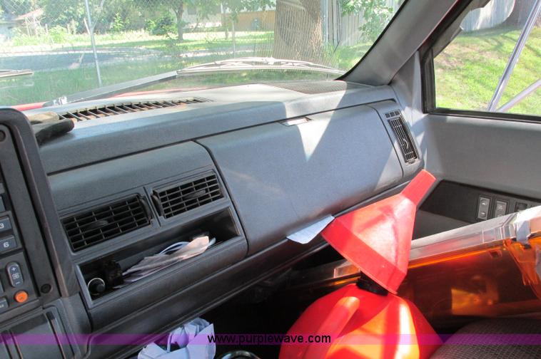 image for item E5175 1996 Chevrolet Kodiak LoPro rollback truck