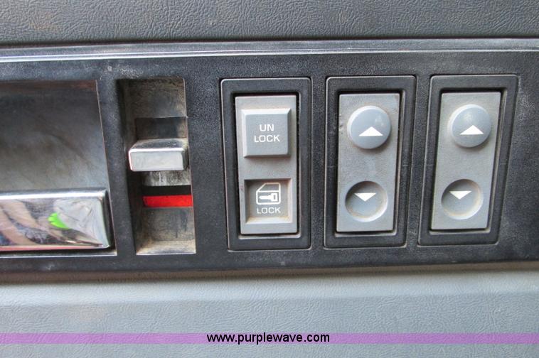 image for item E5175 1996 Chevrolet Kodiak LoPro rollback truck