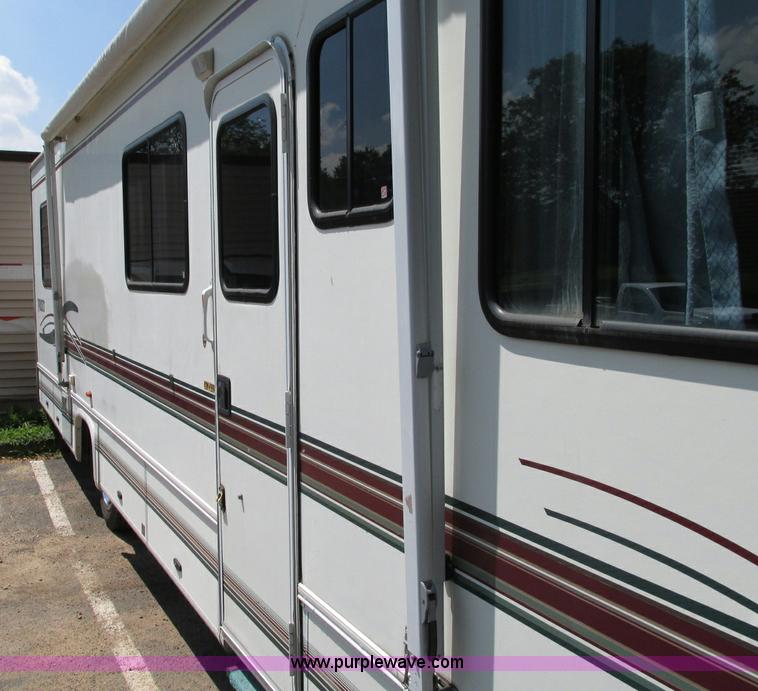 image for item E5176 1997 Georgie Boy MH P30 Pursuit motorhome