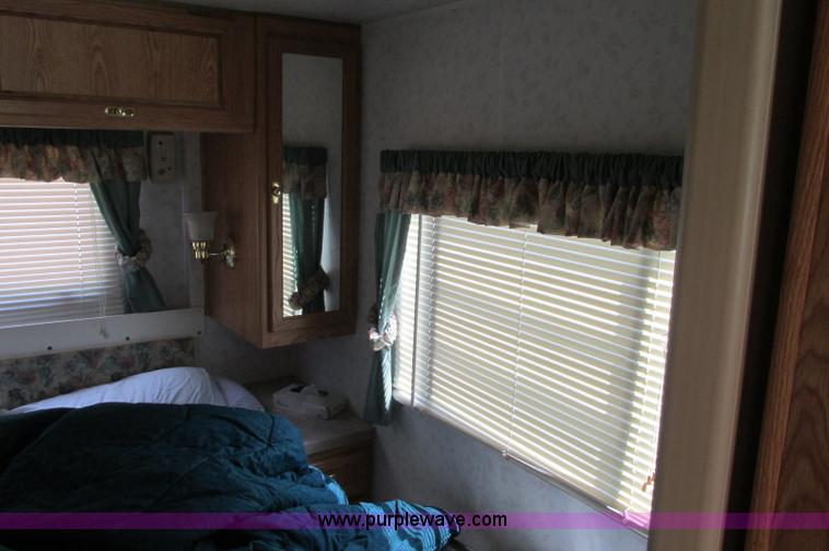 image for item E5176 1997 Georgie Boy MH P30 Pursuit motorhome