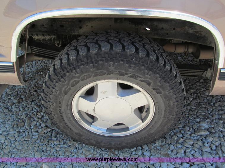 image for item F5073 1995 GMC Sierra 2500 Club Coupe pickup truck