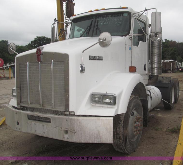 image for item F7055 2006 Kenworth T800 semi truck