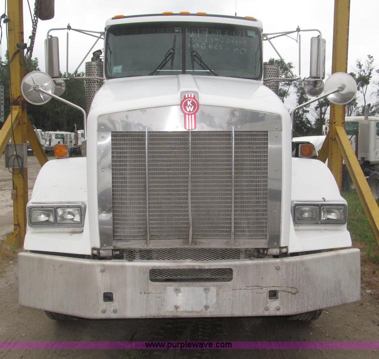 image for item F7055 2006 Kenworth T800 semi truck