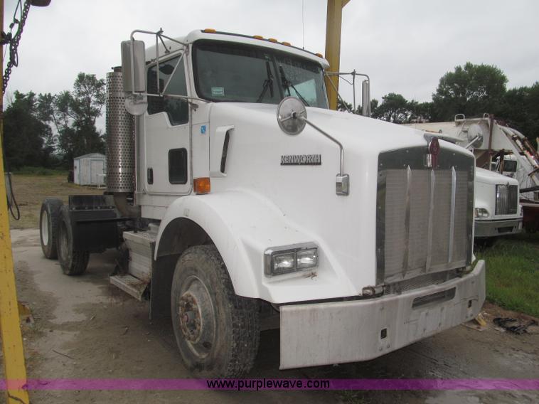 image for item F7055 2006 Kenworth T800 semi truck