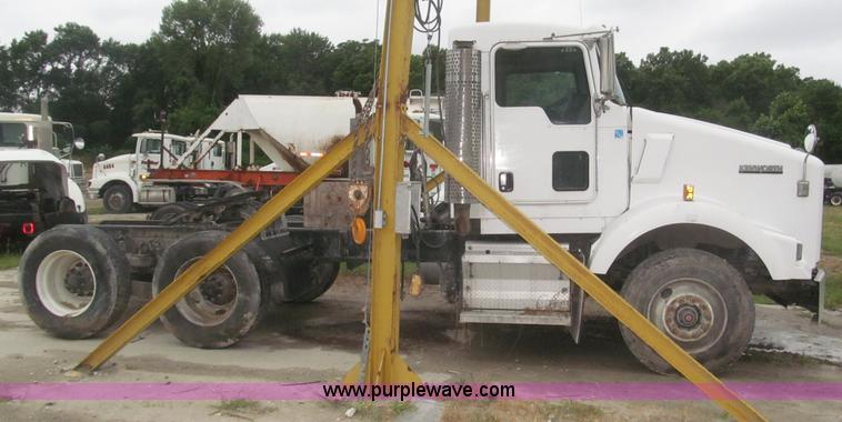 image for item F7055 2006 Kenworth T800 semi truck
