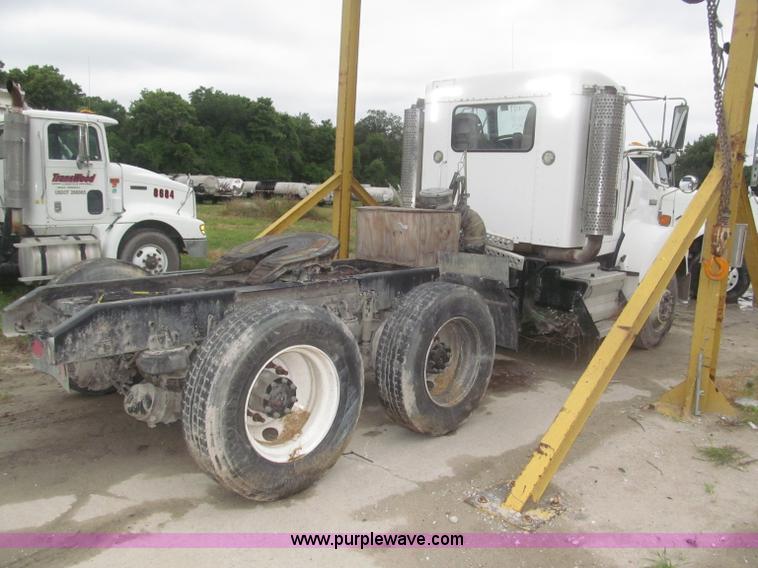 image for item F7055 2006 Kenworth T800 semi truck