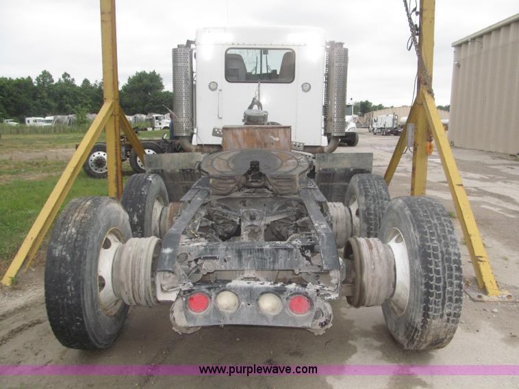 image for item F7055 2006 Kenworth T800 semi truck
