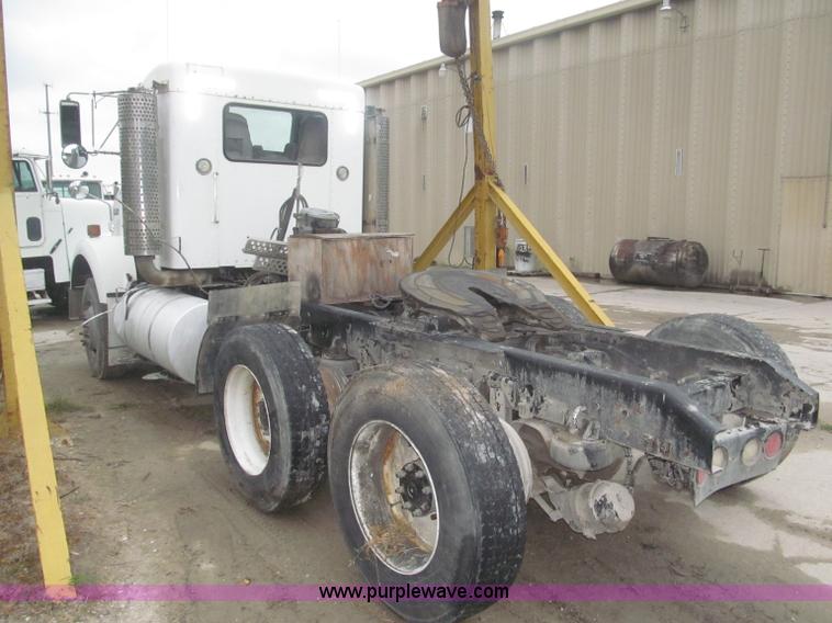 image for item F7055 2006 Kenworth T800 semi truck