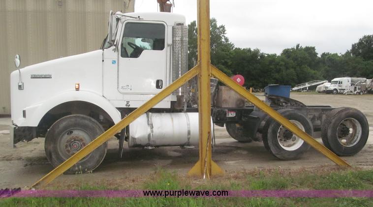 image for item F7055 2006 Kenworth T800 semi truck