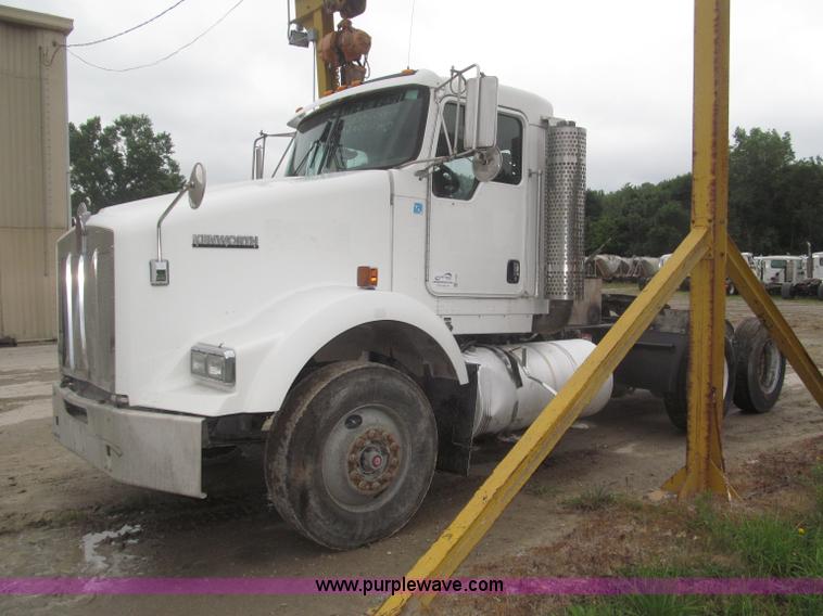 image for item F7055 2006 Kenworth T800 semi truck