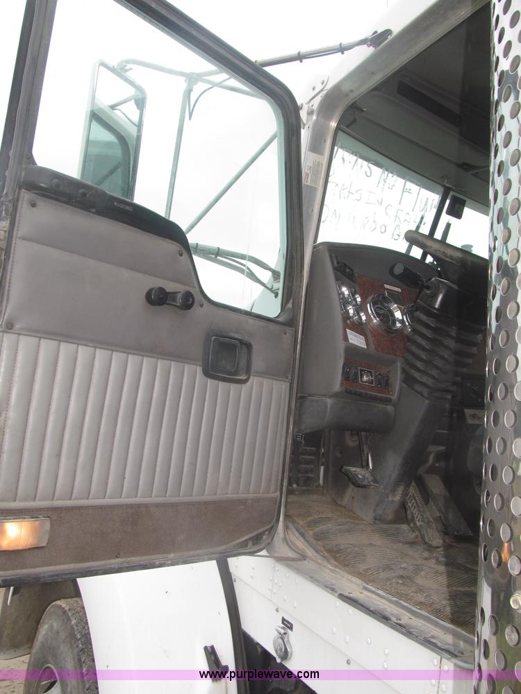 image for item F7055 2006 Kenworth T800 semi truck