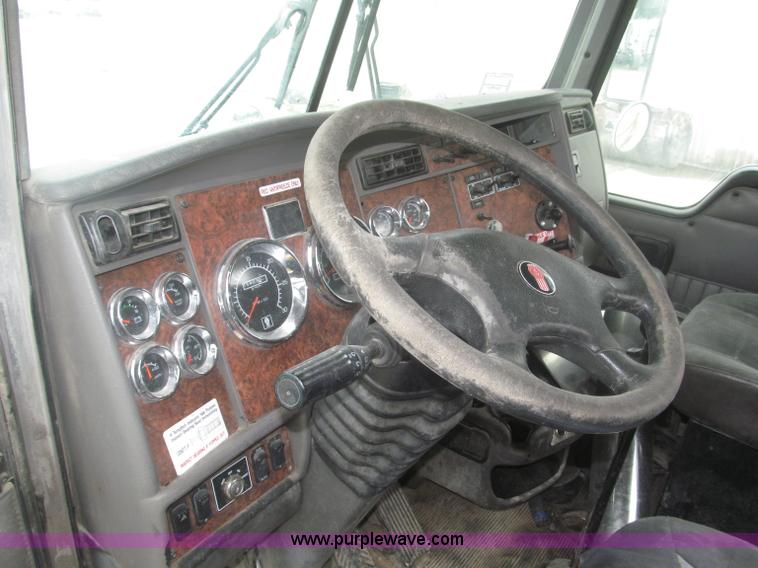 image for item F7055 2006 Kenworth T800 semi truck