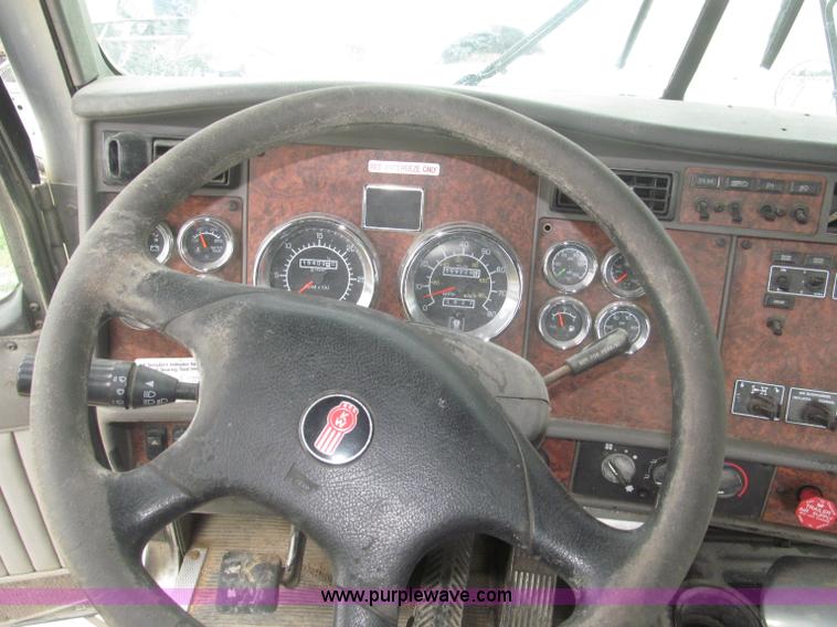 image for item F7055 2006 Kenworth T800 semi truck