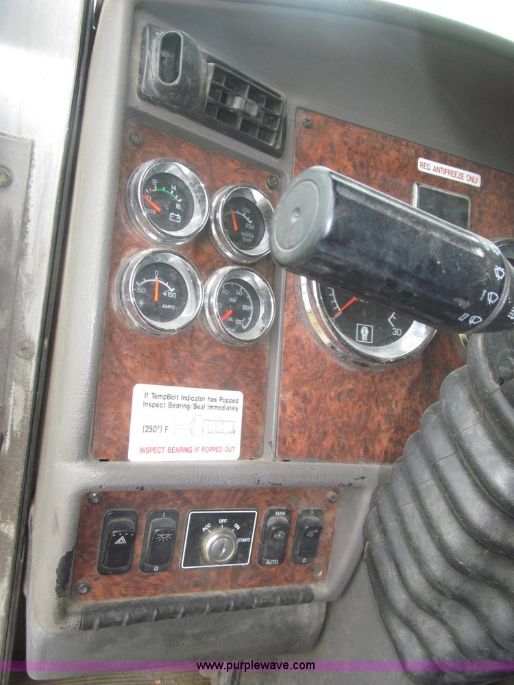 image for item F7055 2006 Kenworth T800 semi truck